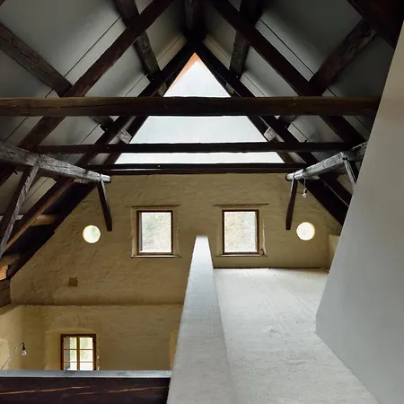 Alpine Contrapposto Willa *