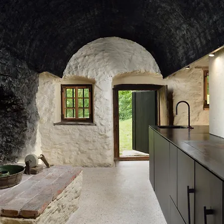 Alpine Contrapposto Villa *